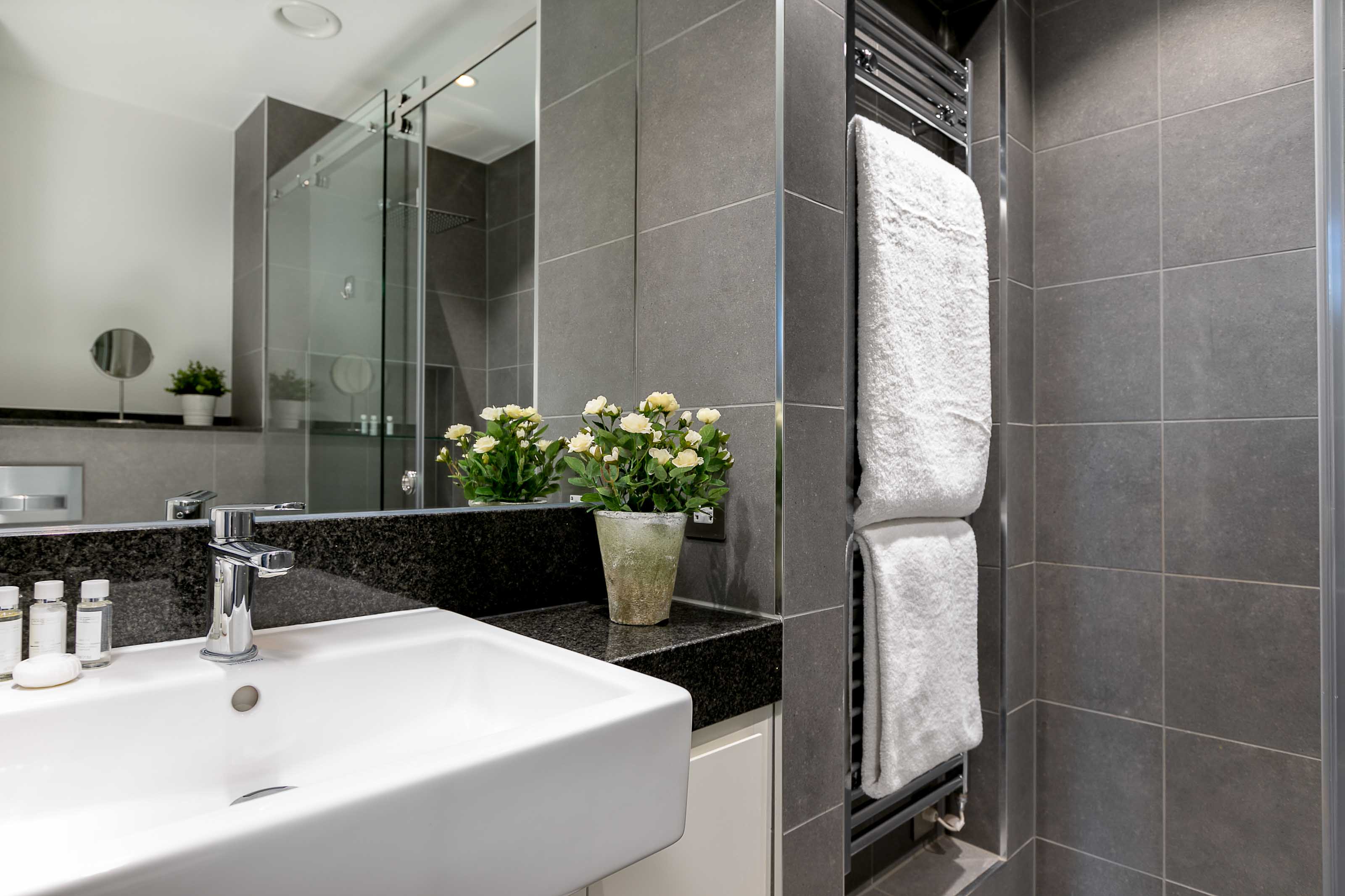 Lovelydays luxury service apartment rental - London - Covent Garden - Prince's House 605 - Lovelysuite - 2 bedrooms - 2 bathrooms - Lovely shower - c0ac4b889603 - Lovelydays